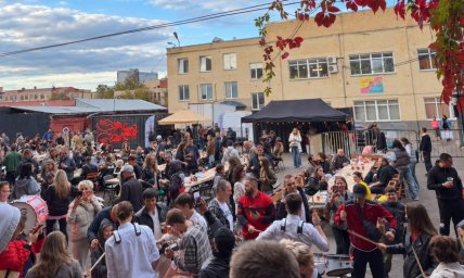 Большая варка и живая музыка задали тон вечера на фестивале Раки Москва в московском LovelyLoft